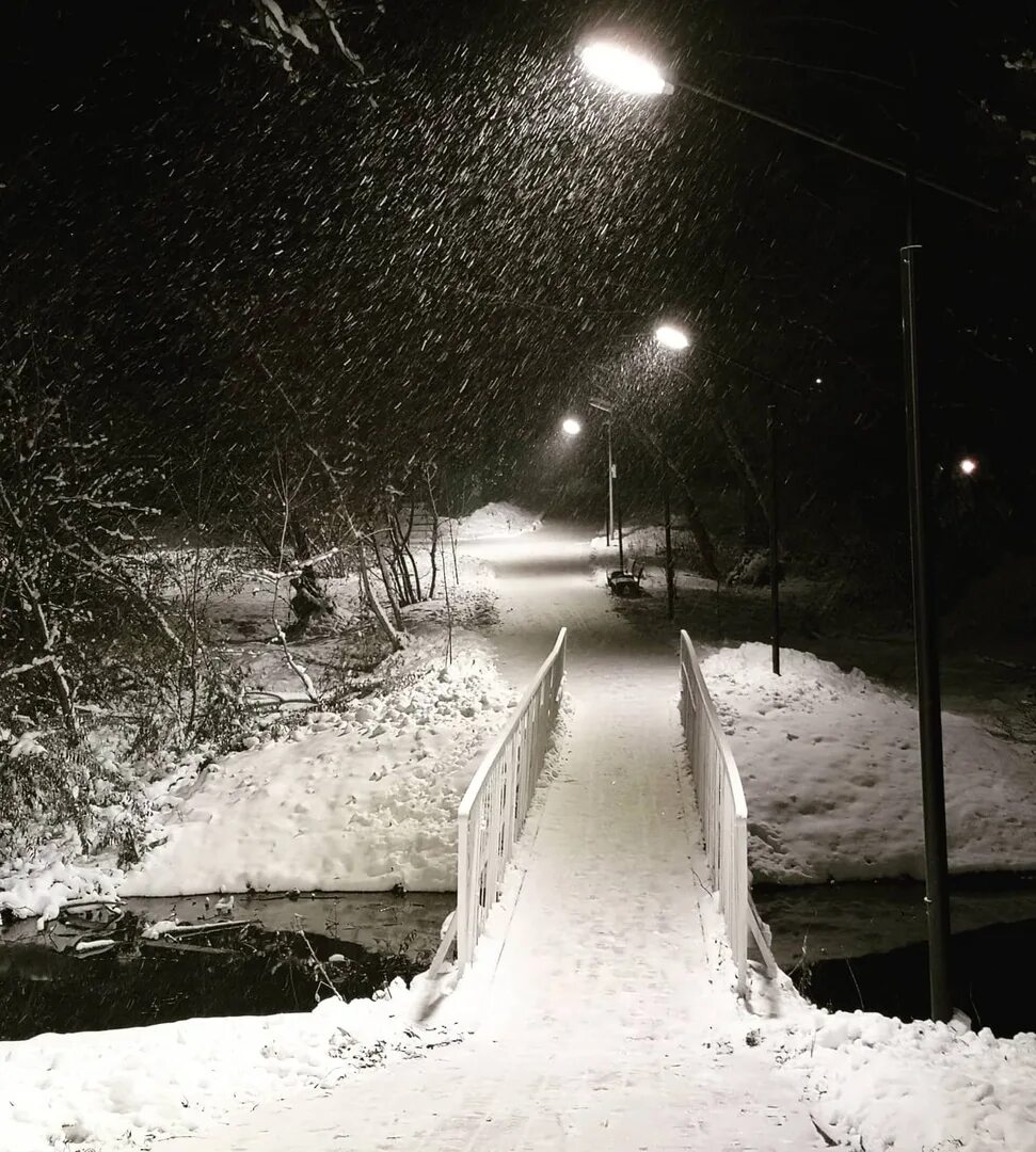 Снежок на дорогу падает. Снег падает на дорогу. Снег блестящая дорога. Снег падает ночь дорога. Китай дорога а вокруг снег.