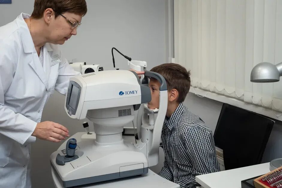 Essilor открывает центры контроля миопии. Оптика точка зрения. Вывеска центр контроля миопии. Essilor открывает центры контроля миопии. Центр контроля миопии essilor.