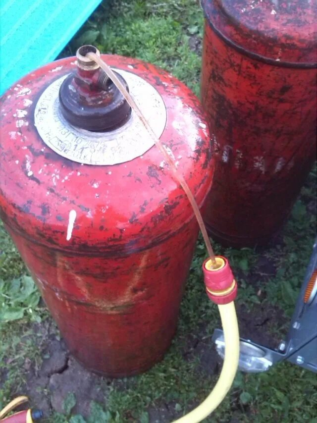 Газовый баллон откручивание вентиля. Вода в газовом баллоне. Пропан стравить из баллона. Слить конденсат из газового баллона. Кран для баллона с сварочной смесью.