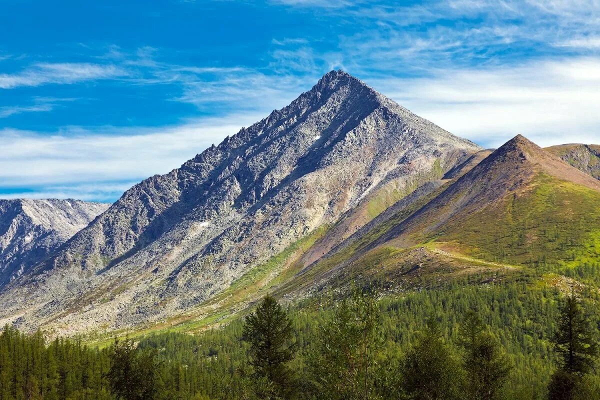 Высочайшая вершина восточной сибири. Уральские горы гора Манарага. Северный Урал гора Манарага. Гора Манарага Республика Коми. Приполярный Урал Манарага.