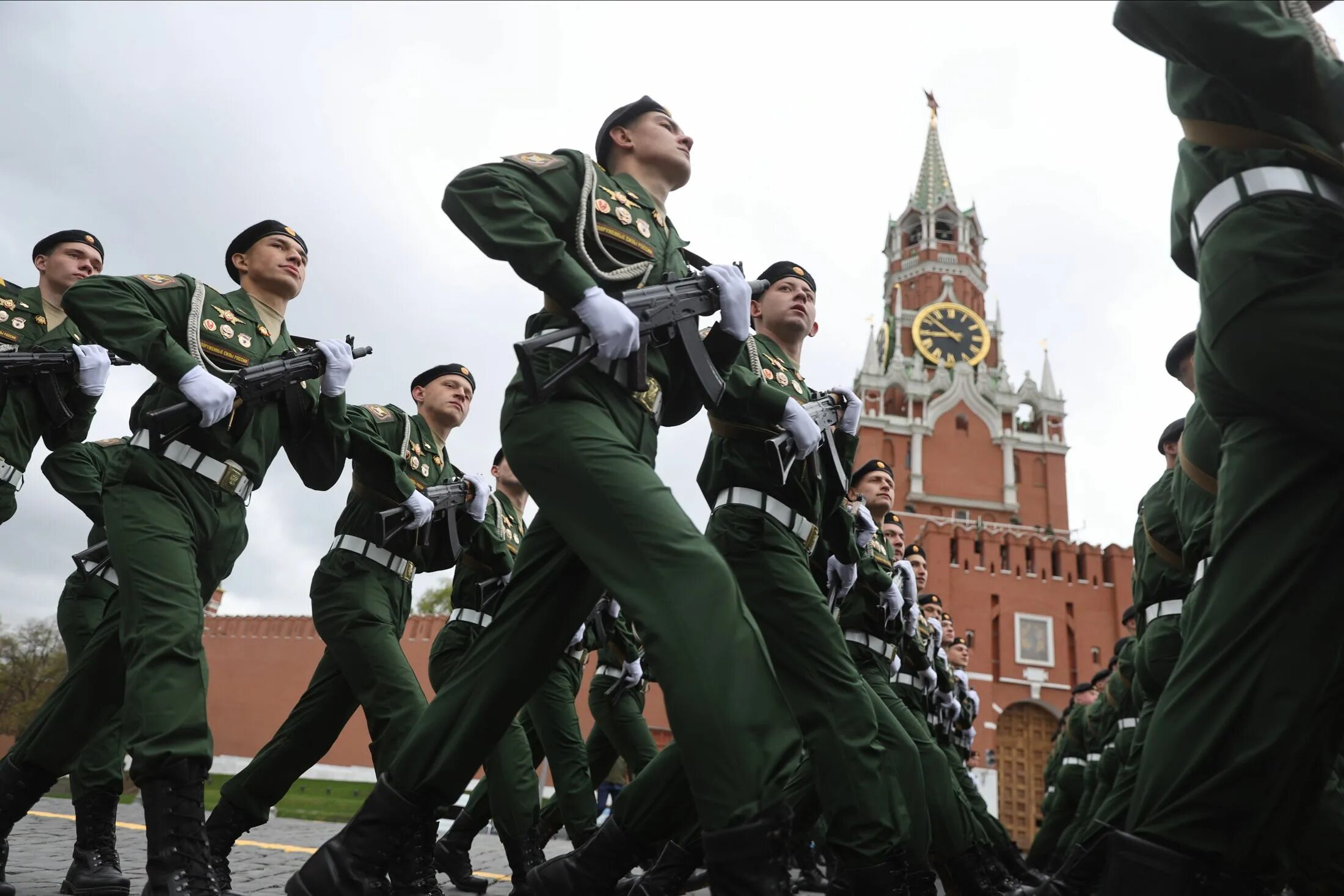 Прямой эфир парада 9 мая. Парад Победы 2005 в Москве. Военные парни на параде. Парад Победы 2005 в Москве гости. Поцелуи на параде военном.