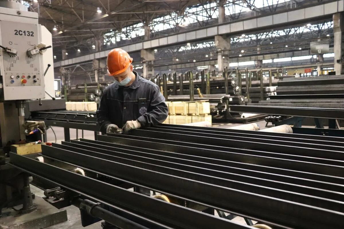 поселок восточные кировсеая областт. памятник сталевару в омутнинске. площадь омз омутнинск. металлургический завод омутнинск. омутнинск (омутнинский район).