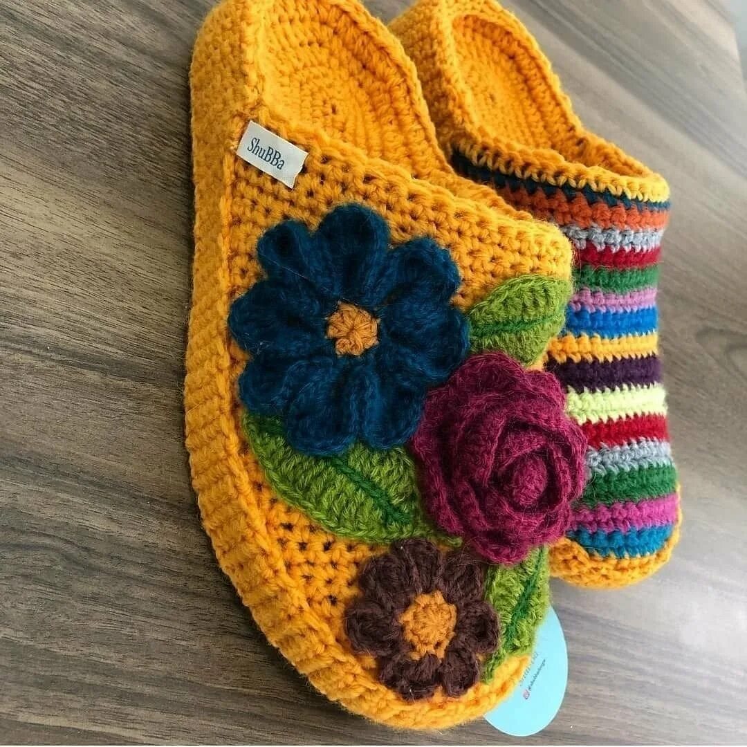 Тапочки из пряжи альпина долли. Трикотажные тапки крючком. Трикотажные тапочки. Трикотажные тапки крючком. Вязаные домашние тапочки.