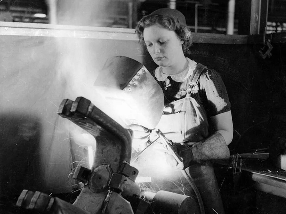 Женщины в тылу на заводах. Советские женщины на заводе. Рабочий труженик