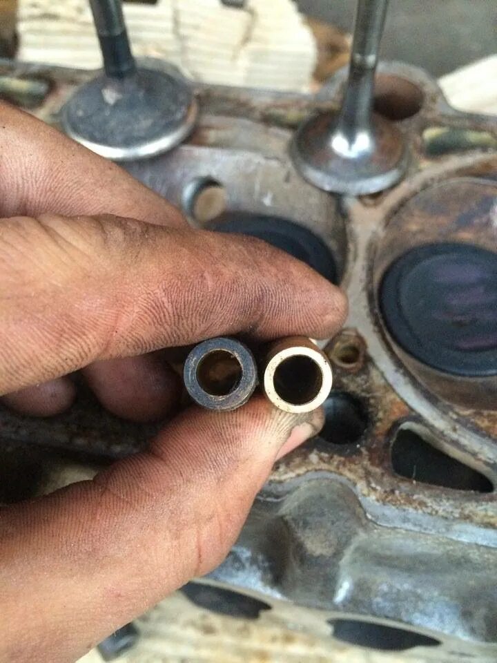 Съёмник сёдел клапанов из гбц змз 406. Направляющие втулки клапанов гб 4m50. Направляющие втулки клапанов ваз 2114. B20z1 направляющие втулки клапанов. Направляющие клапанов лансер 9 1.