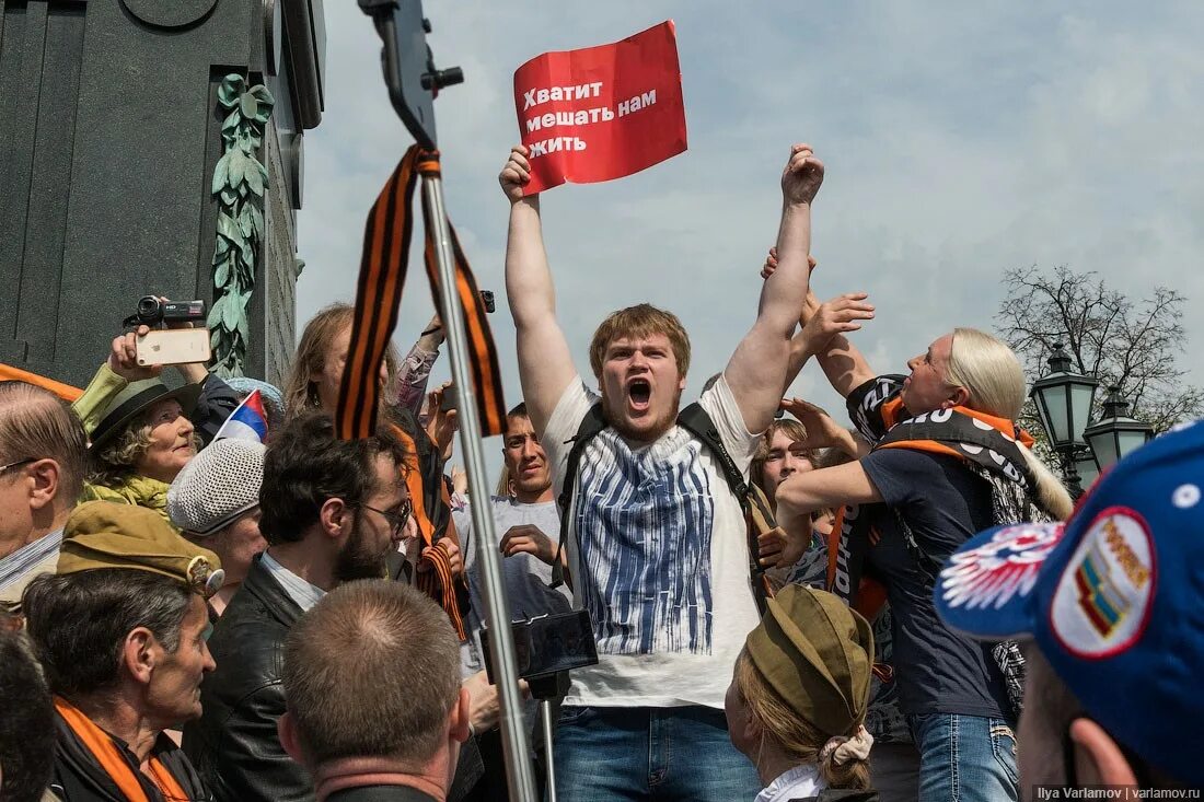 Дебилы на митинге. Выступление на митинге. Народ на митинге. Варламов на митинге.