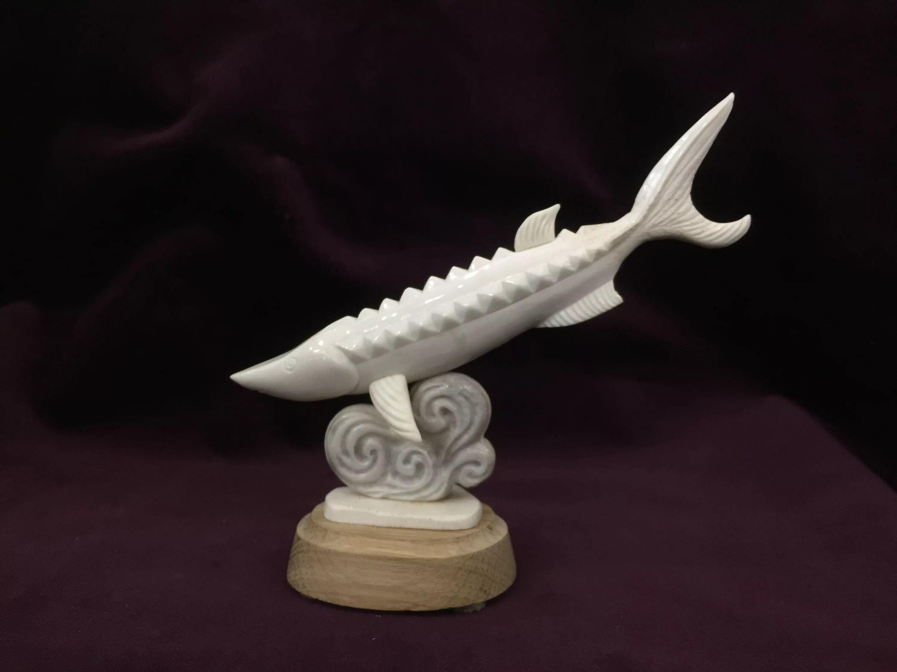 скелет рыбы из глины. рыбка резьба из кости. как сделать из кости рыбу. стерлядь сувенир. изделия из кости.