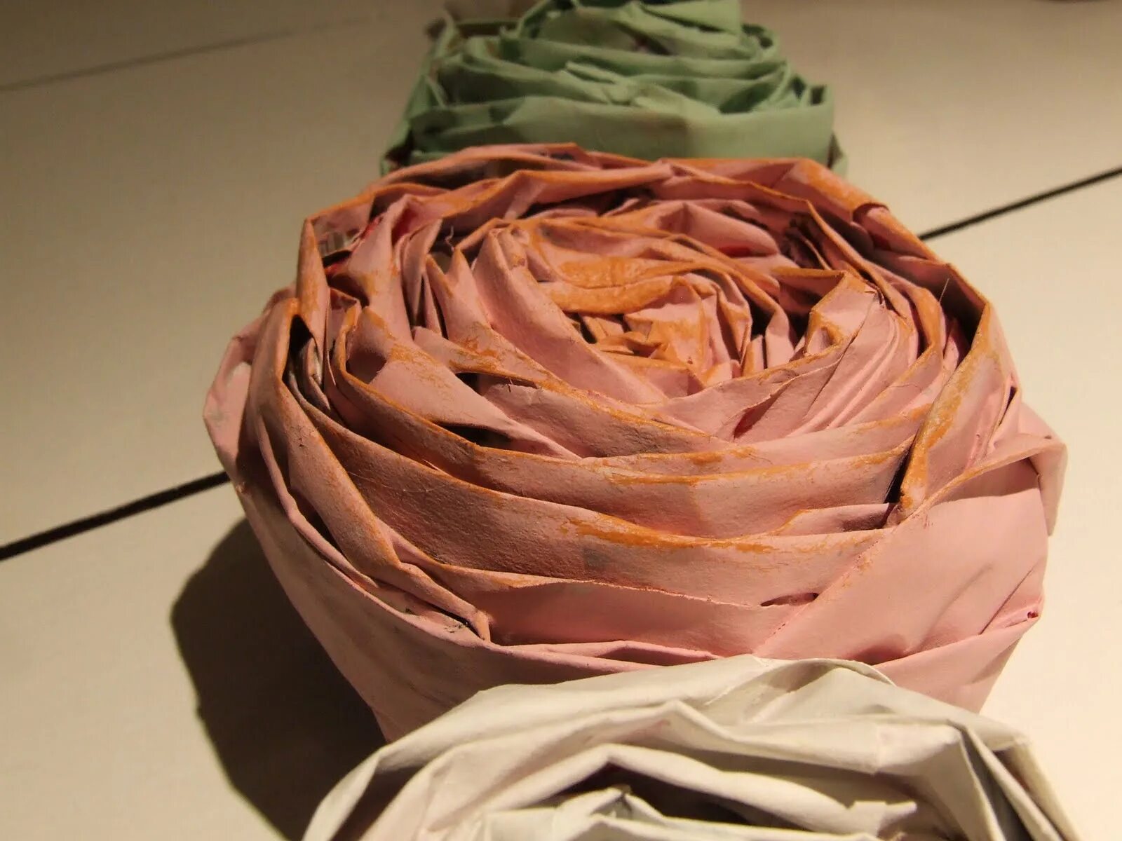 Розы в газете помятой. Сухие розы. Розовые розы на газете. Розы в газете помятой. Большие цветы из газет.