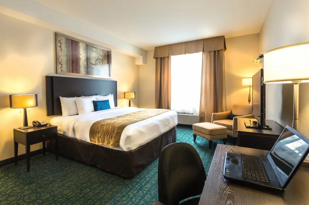 Большая кровать в отеле. Спальня в отеле. Parkside hotel apartment. The hotel was comfortable. The hotel was comfortable.