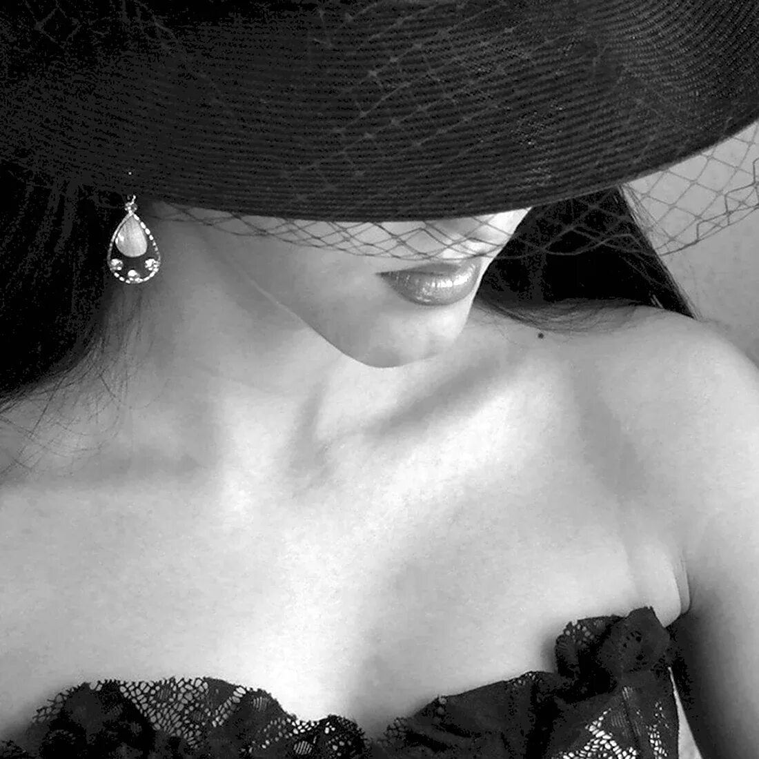 Каренина 2001. Незнакомка согласилась. Загадочная женщина. Загадочная женщина в шляпе. Незнакомка согласилась.