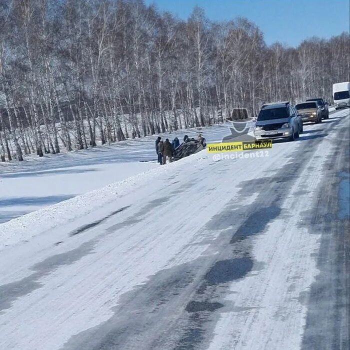 Дорога камень на оби барнаул. Трасса. Две машины на трассе. Барнаул трасса. Сбили детей камень на Оби Барнаульский тракт.