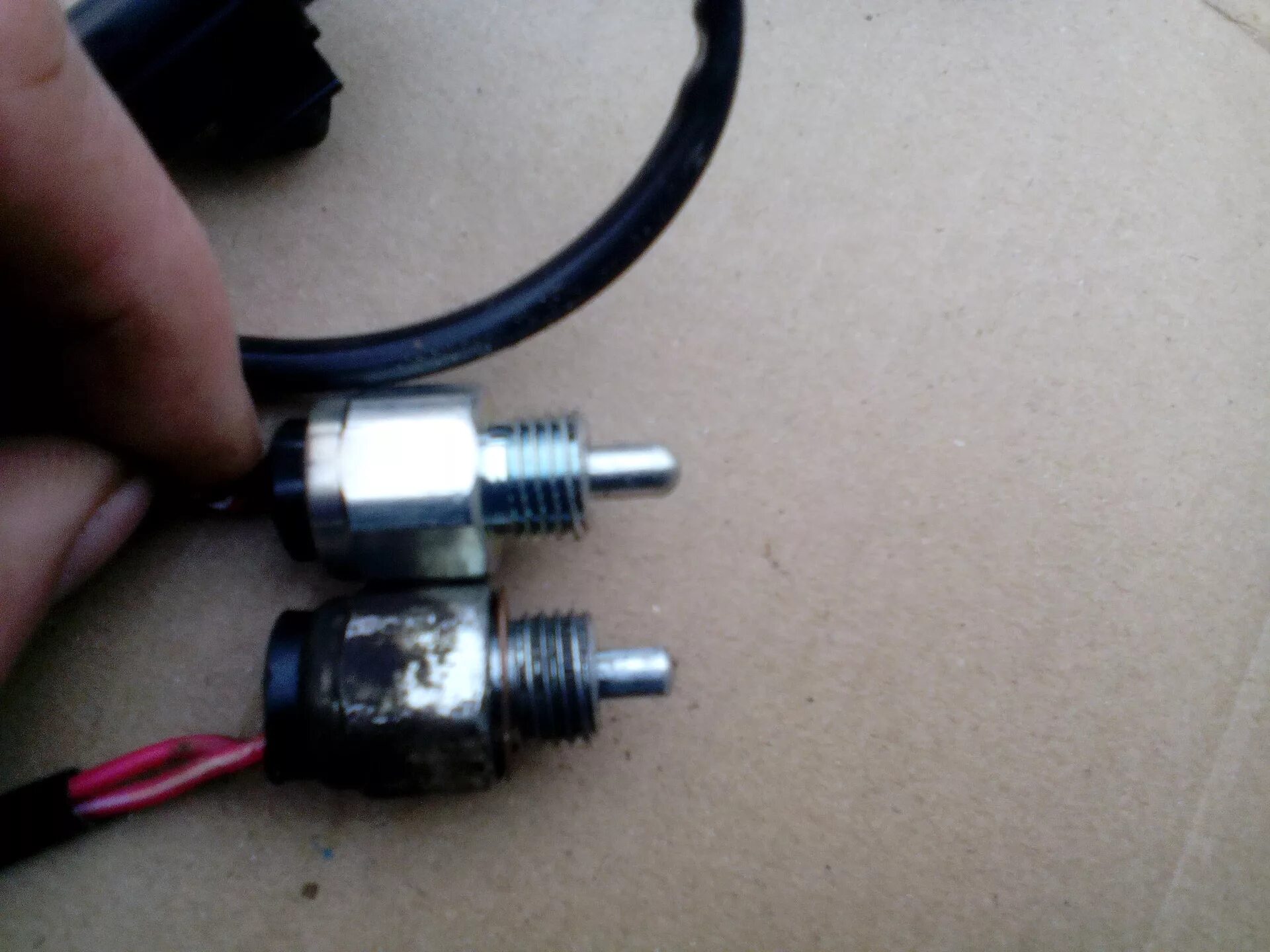 Неисправен задний ход. Камаз 43253 сами выключаются фонари заднего хода. Лампочка заднего хода ваз 2110. Гольф 3 датчик задней скорости. Гольф 3 датчик задней скорости.