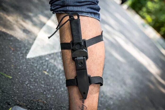 нож для привязывания. тату нож. нож в рукаве. тату ножик. тату нож маленькая.