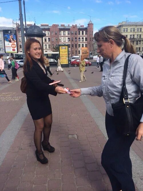 Раздача листовок в 12. Девушка раздает листовки. раздача листовок у метро. раздавать листовки у метро.