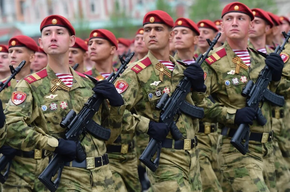 Солдаты на параде. Войска на параде Победы. Солдат Российской армии. Солдат армии России.