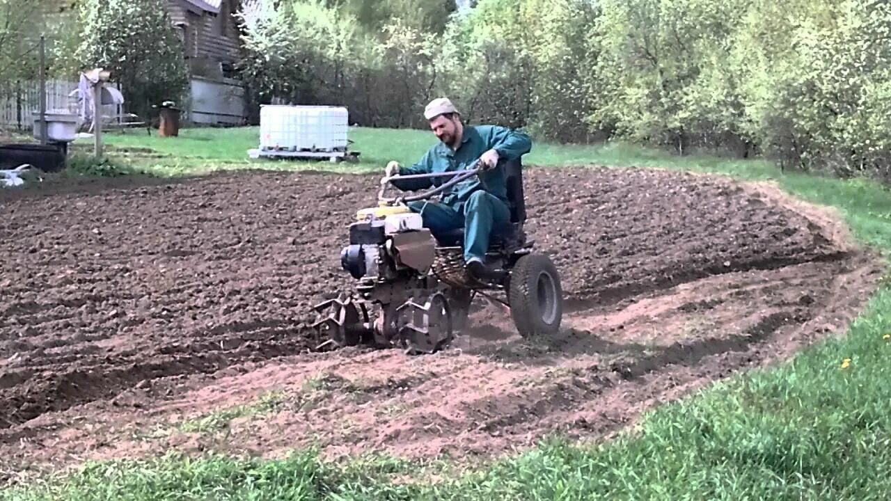 Пахать плугом видео. Мотоблок Ока вспашка плугом.