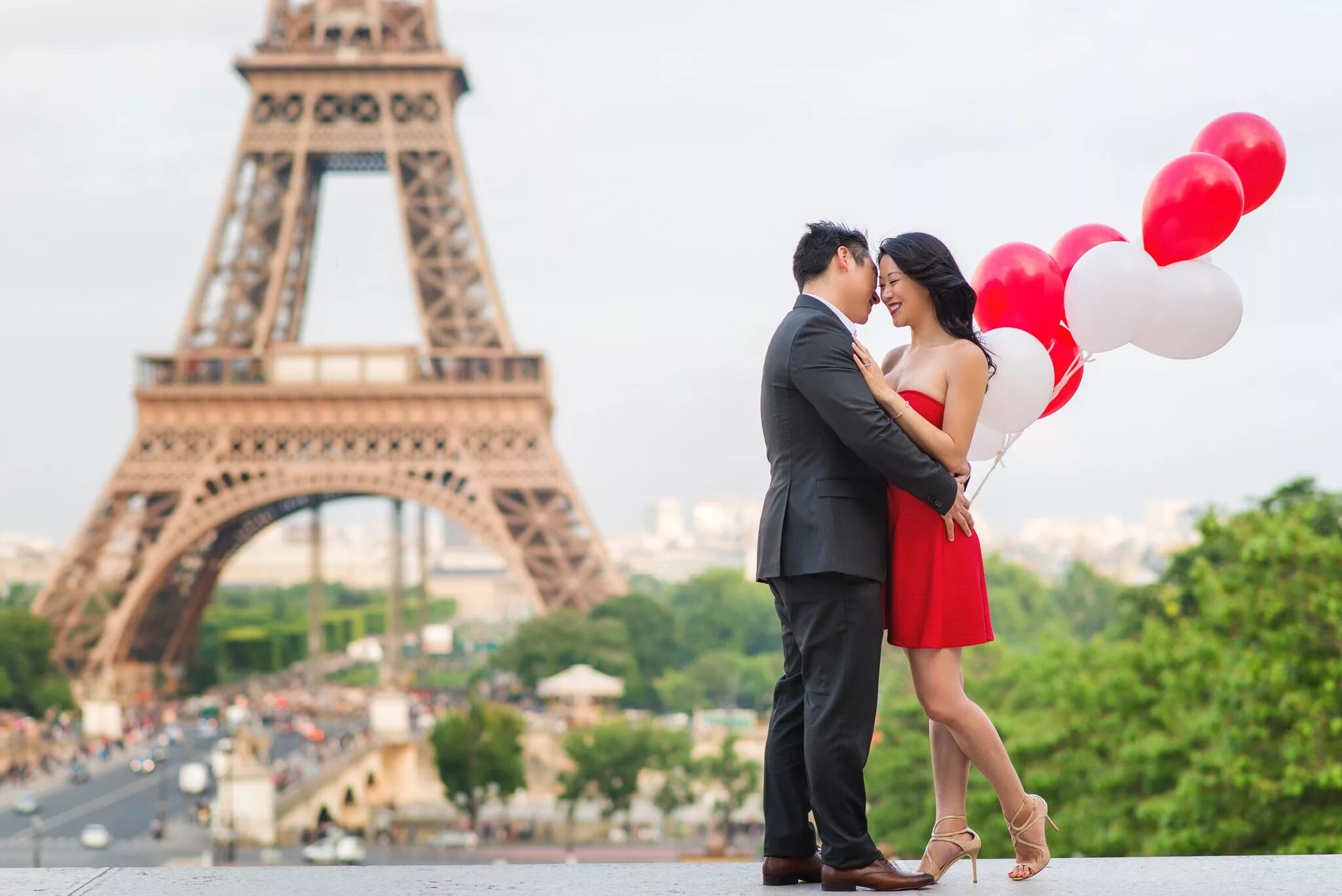 Церемония желаний. Париж любовь. Влюбленные в Париже. Романтичный Париж. Романтические отношения.
