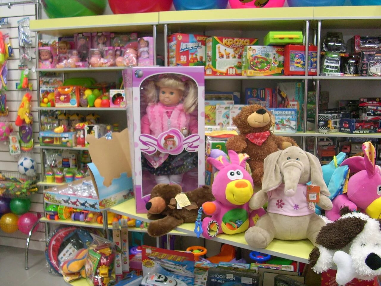большой магазин игрушек. интерьер магазина игрушек. магазин игрушек. лубянка хемлис детский мир. магазин игрушек.