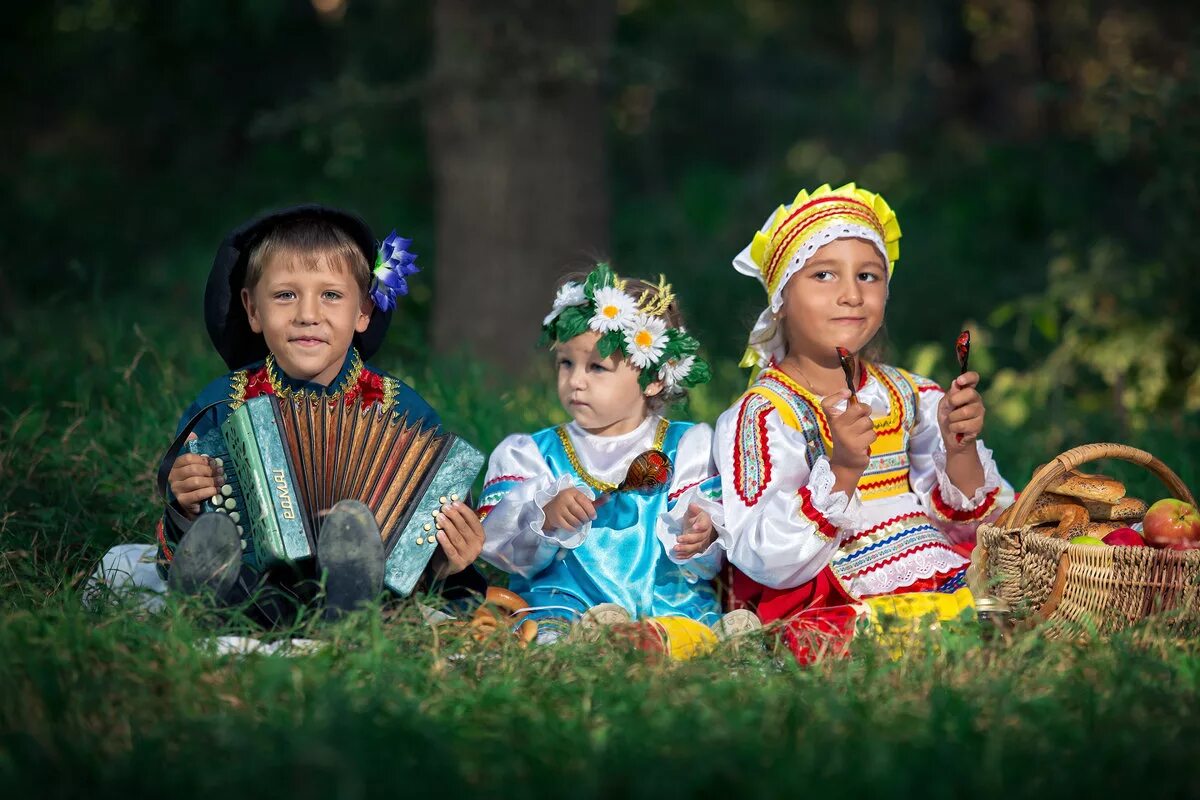 Народные картинки. Русские народные костюмы для детей. Дети в национальных костюмах. Малыши в русских народных костюмах. Русско народные костюмы для детей.