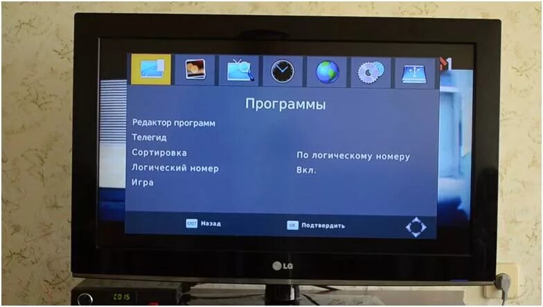 Приставка канал россия. ДТВ-2 приставка. Тюнер для телевизора. Тюнер т2 экран. Приставка ес18.