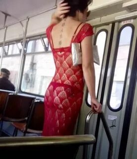 Девушка в автобусе без
