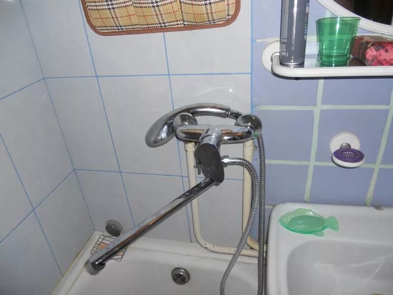Поступает вода в ванной. Кран в ванную комнату. Смеситель для ванны на раковину с душем. Кран смеситель для раковины в ванную. Общий кран на ванну и раковину.
