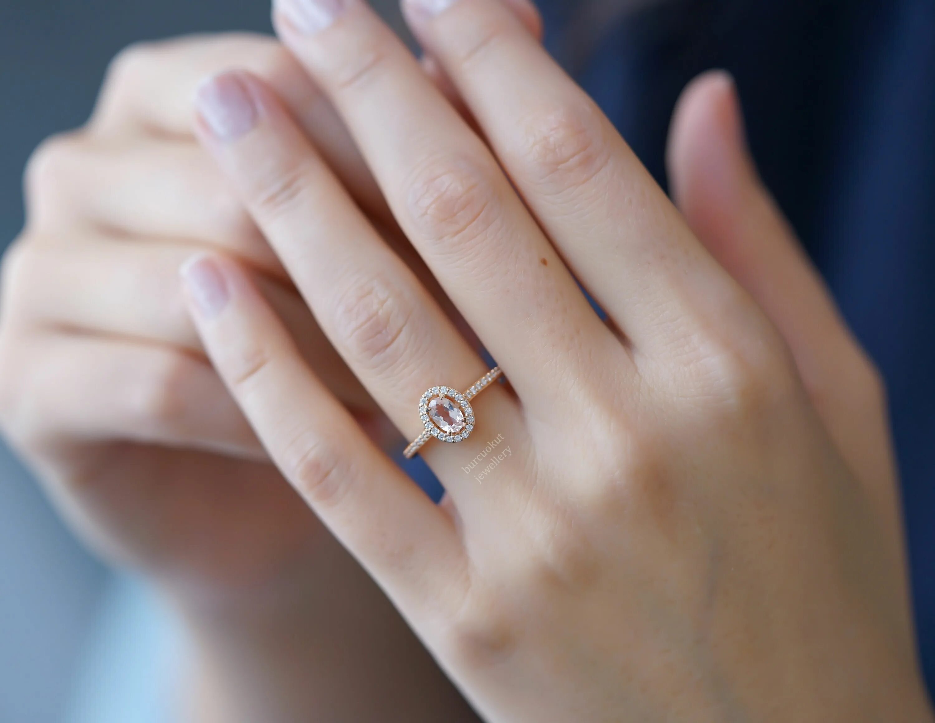 кольцо обручальное женское. золотые обручальные кольца на руках. сонник кольцо на безымянном пальце. сонник кольцо на безымянном пальце. одевает кольцо.