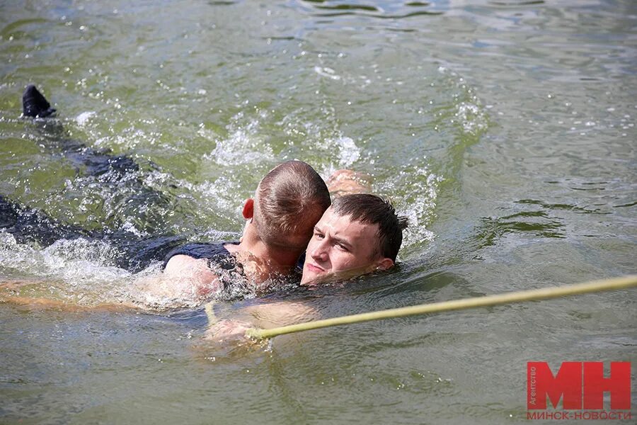 Выйти сухим из воды. Он сухим выйдет из воды. Как выйти человеку из воды сухим.