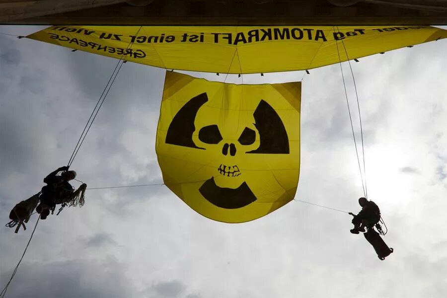 Гринпис. Greenpeace картинки. Гринпис против атомной энергетики. Гринпис против ядерного оружия. 3 greenpeace