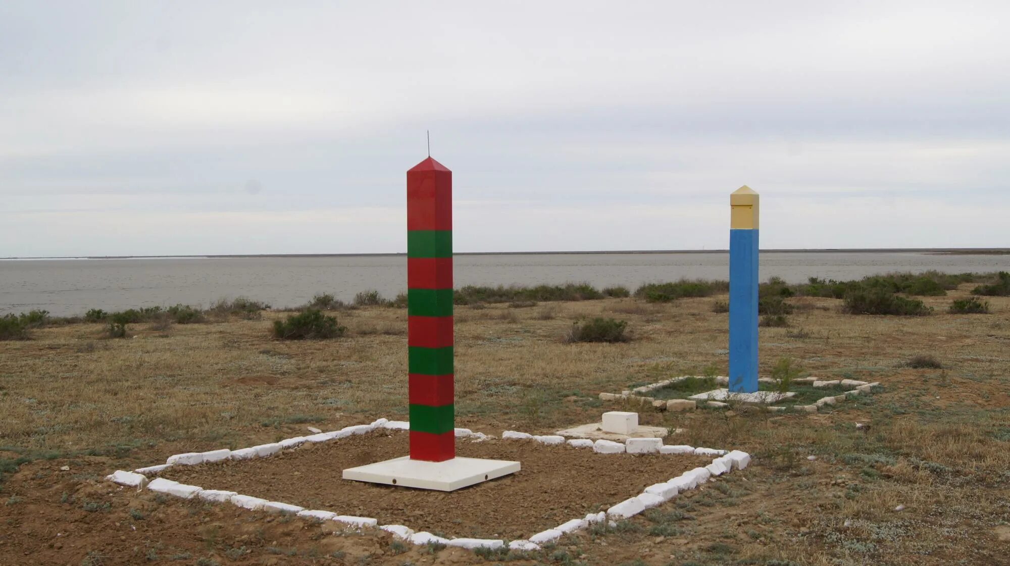 Самая большая граница. Граница Волгоградской области и Казахстана. Волгоград граница с Казахстаном. Граница с Казахстаном Волгоградская область граничит. Пограничный столб Казахстана.