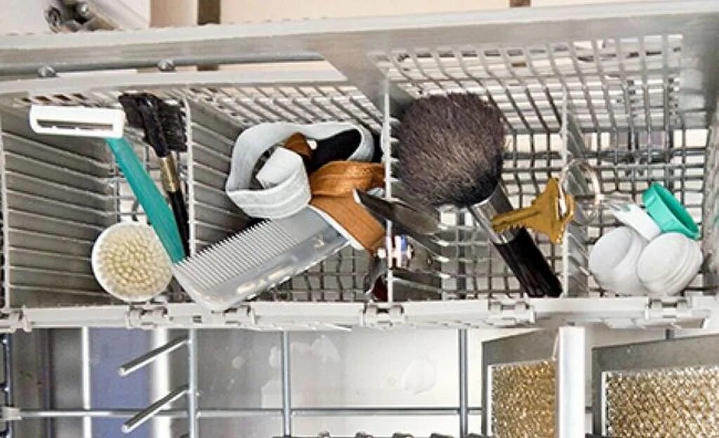 Почему нельзя мыть в посудомоечной машине. Щётки для уборки посудомойки. Посудомойка для расчесок. Противень в посудомойке. Мою Расчески в посудомоечной.