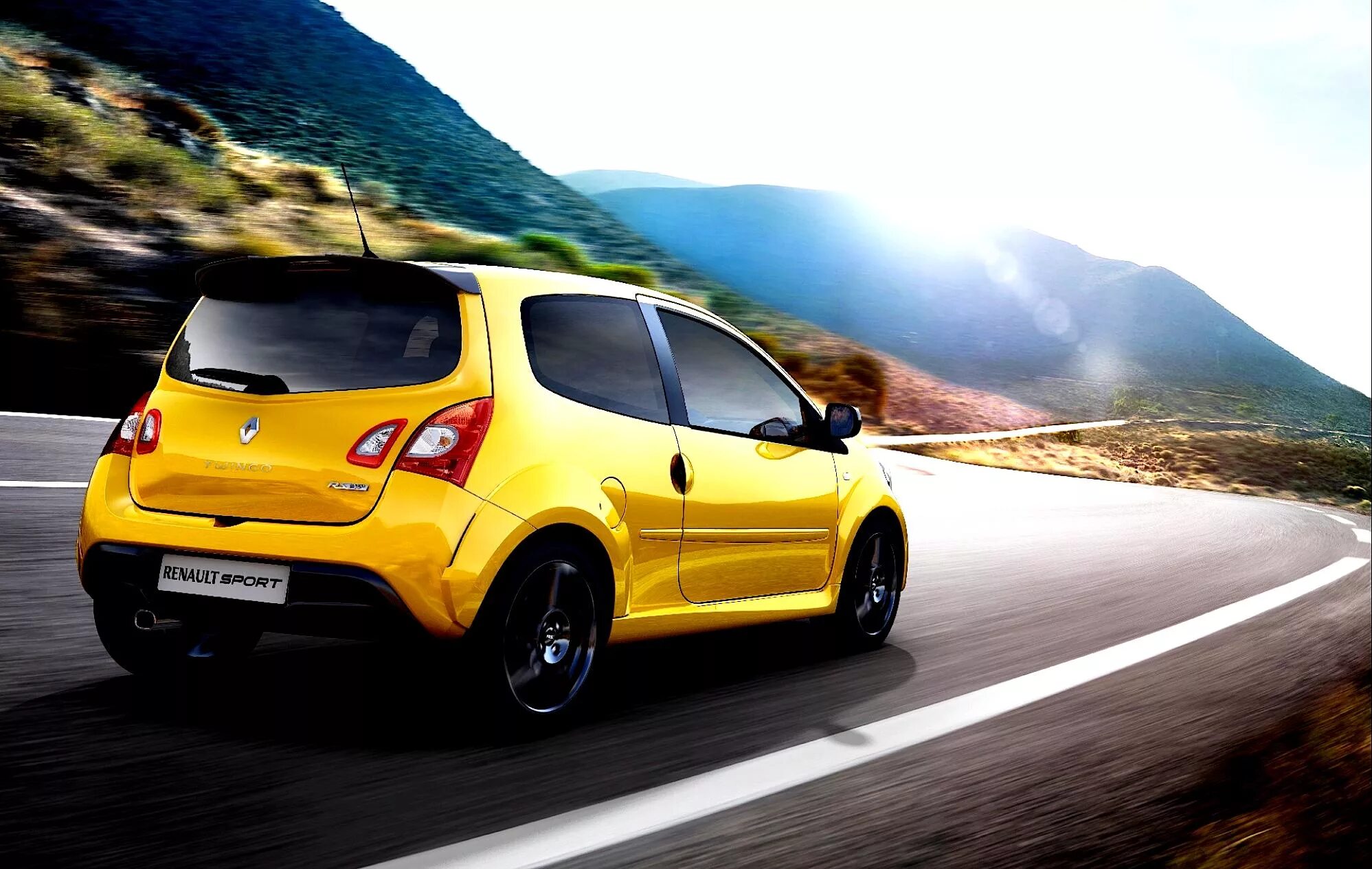 Www renault. Renault Twingo RS. Рено Твинго желтая. Рено смарт двухдверный. Рено Твинго 2012.