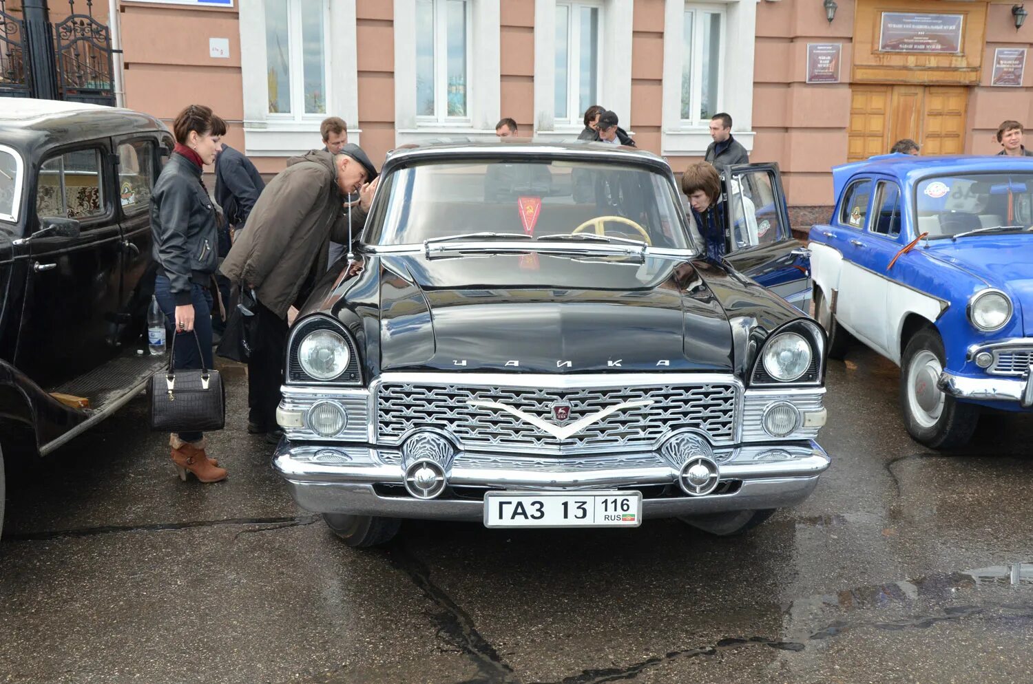 С первого апреля автомобили. Автопробег ретро автомобилей. Автопробег раритетных автомобилей. ГАЗ автомобиль автопробег. 116-014 ГАЗ.