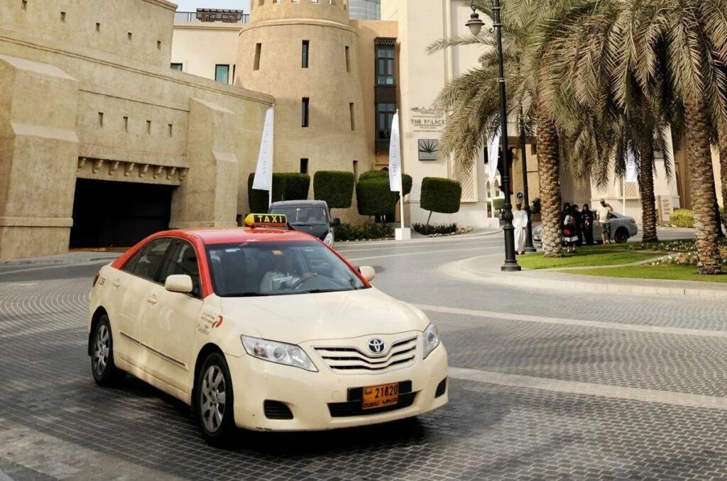 Дубай Taxi. Nissan Sentra Dubai Taxi. Dubai Taxi 2023. Фэмили такси Дубай. Таксисты дубай