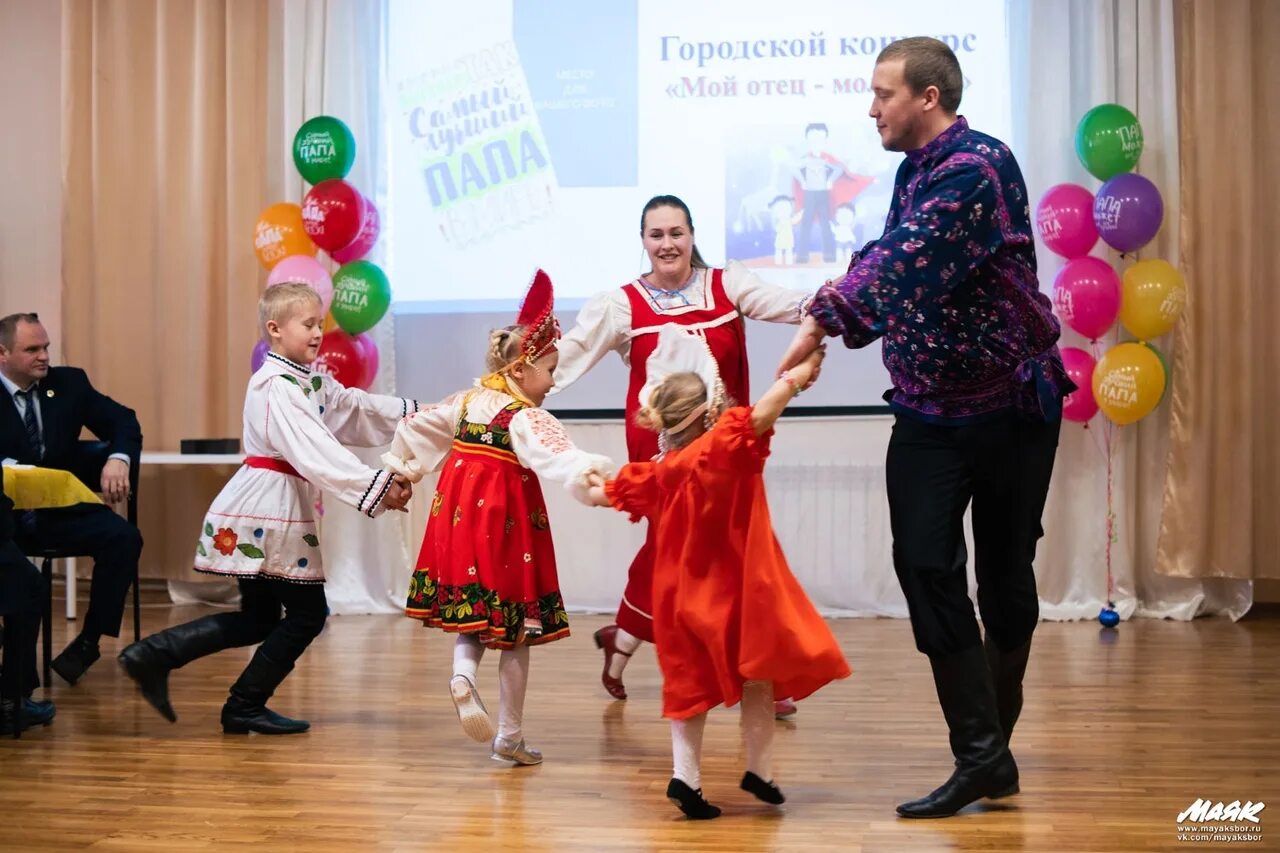 Сценарий конкурса пап. Конкурс танцев. Конкурсы с папами. Городская семья. Дети победители соревнований.