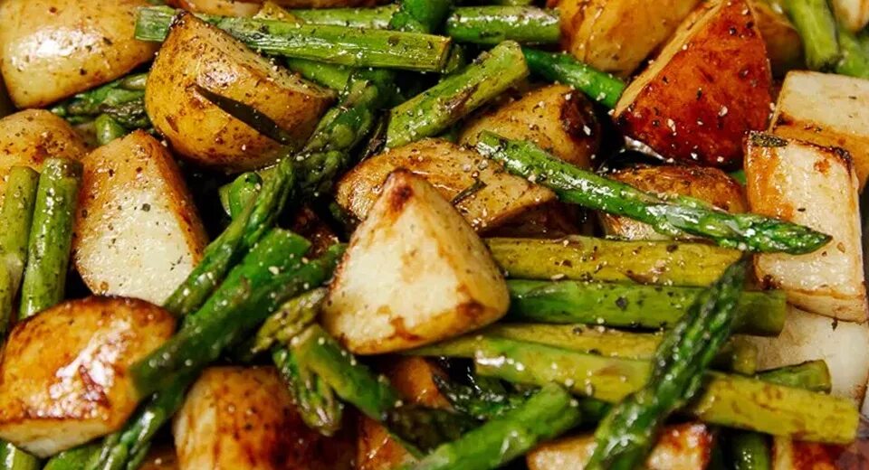 стручковая фасоль с грибами муэр. картофель жареный фасолью. жареная картошка с фасолью. картофель жареный фасолью. картошка со стручковой фасолью в духовке.