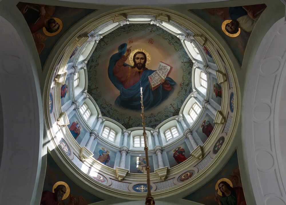 молитва в церкви. храмовые иконы господа иисуса христа. молитва на бересте. храм в лучах солнца. ты есть бог творяй чудеса.