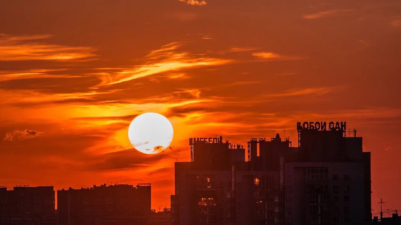 Закат солнца в городе. Восход нижний новгород. закат в городе. летний закат в городе.