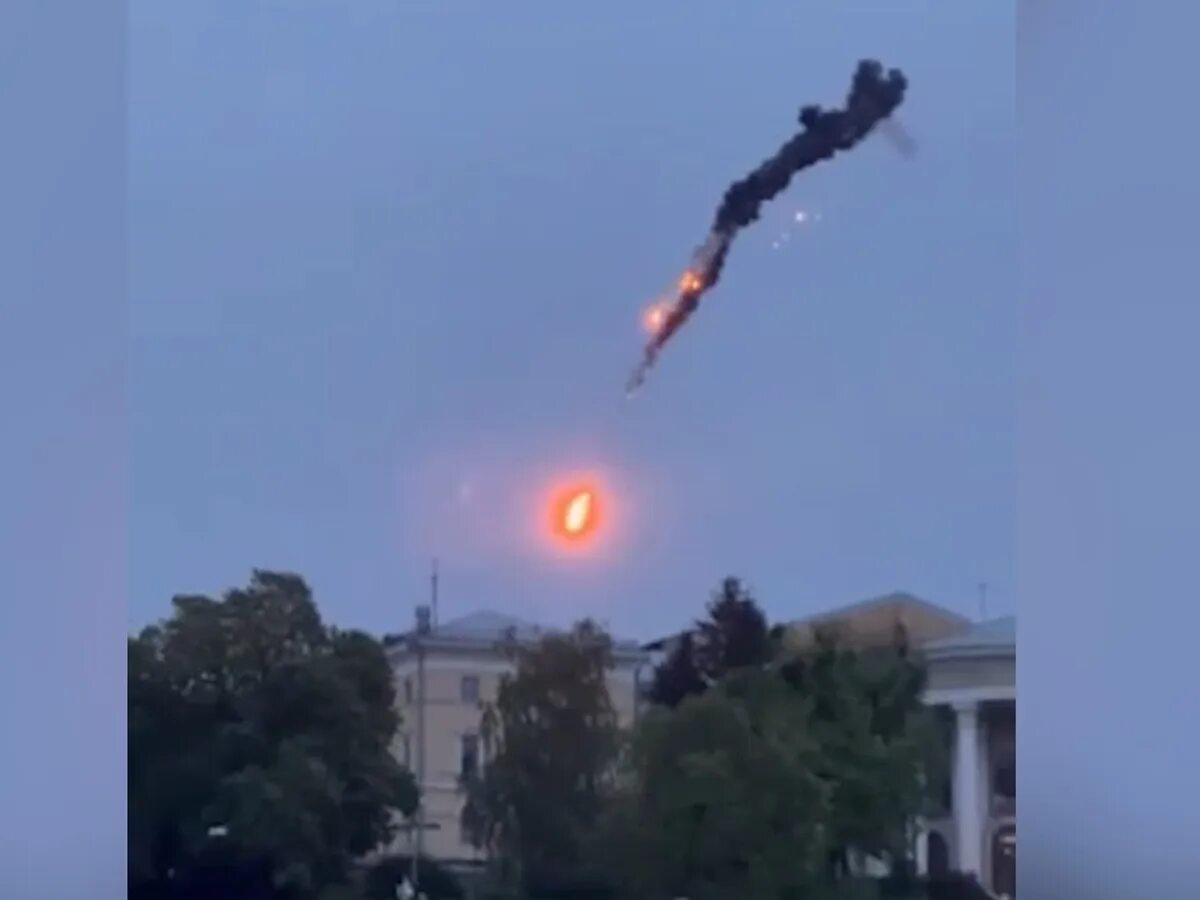 Беспилотники в небе. Дрон упал в питере. Бпла в подмосковье. Дрон упал в питере. Парад победы на дворцовой площади.