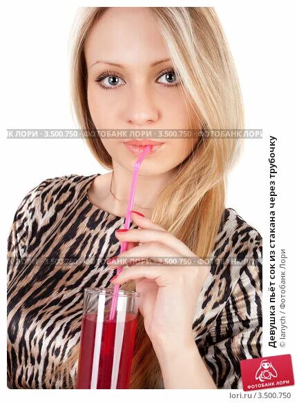 Пить сок через трубочку. Девушка пьет сок. Питье через соломинку. Девочка пьет сок через трубочку. Девушка пьет сок из трубочки.