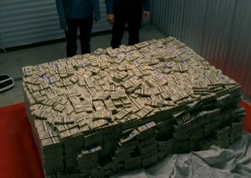 На четверых много денег. Гора денег. Куча денег в гараже. Во все тяжкие деньги. Лежат на куче денег.