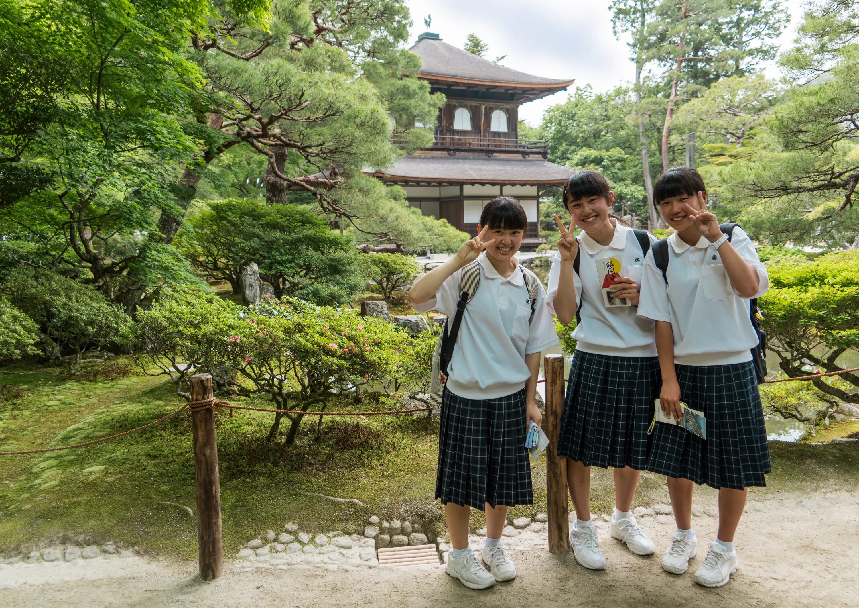 Уроки в разных странах. Школа в Киото средняя школа. Японская Школьная форма Киото. Школа в Японии. Япония школьники.