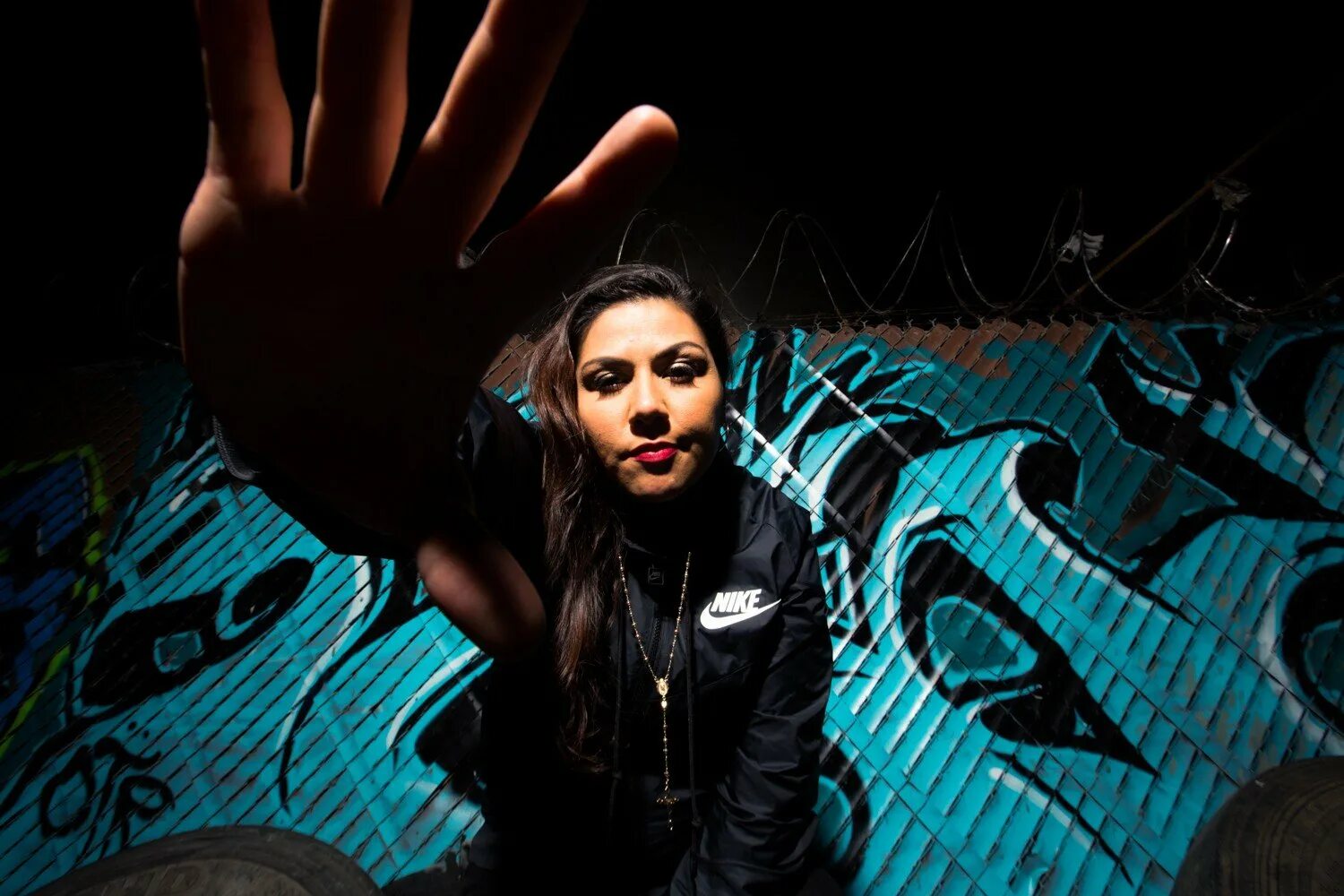 Обложки диджеев. This d j. Профессиональный диджей. Крутой диджей. Диджей атмосфера.