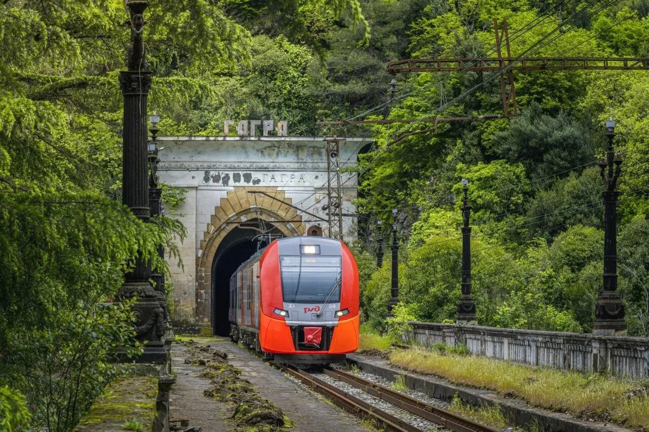 Въезд в абхазию в 2024 году. Ласточка Сочи Абхазия. Железная дорога Сочи Сухум. Железная дорога Туапсе - Гагра. Электричка Ласточка Сочи.