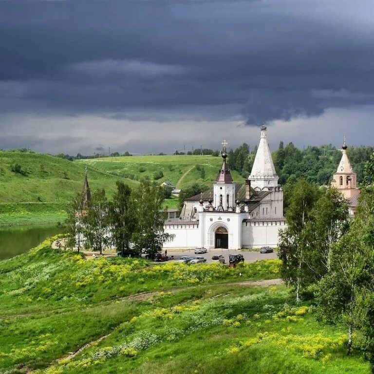 Монастыри тверской области фото. Старицкий Свято-Успенский монастырь. Старицкий Успенский монастырь. Старицкий Успенский монастырь Тверская область.