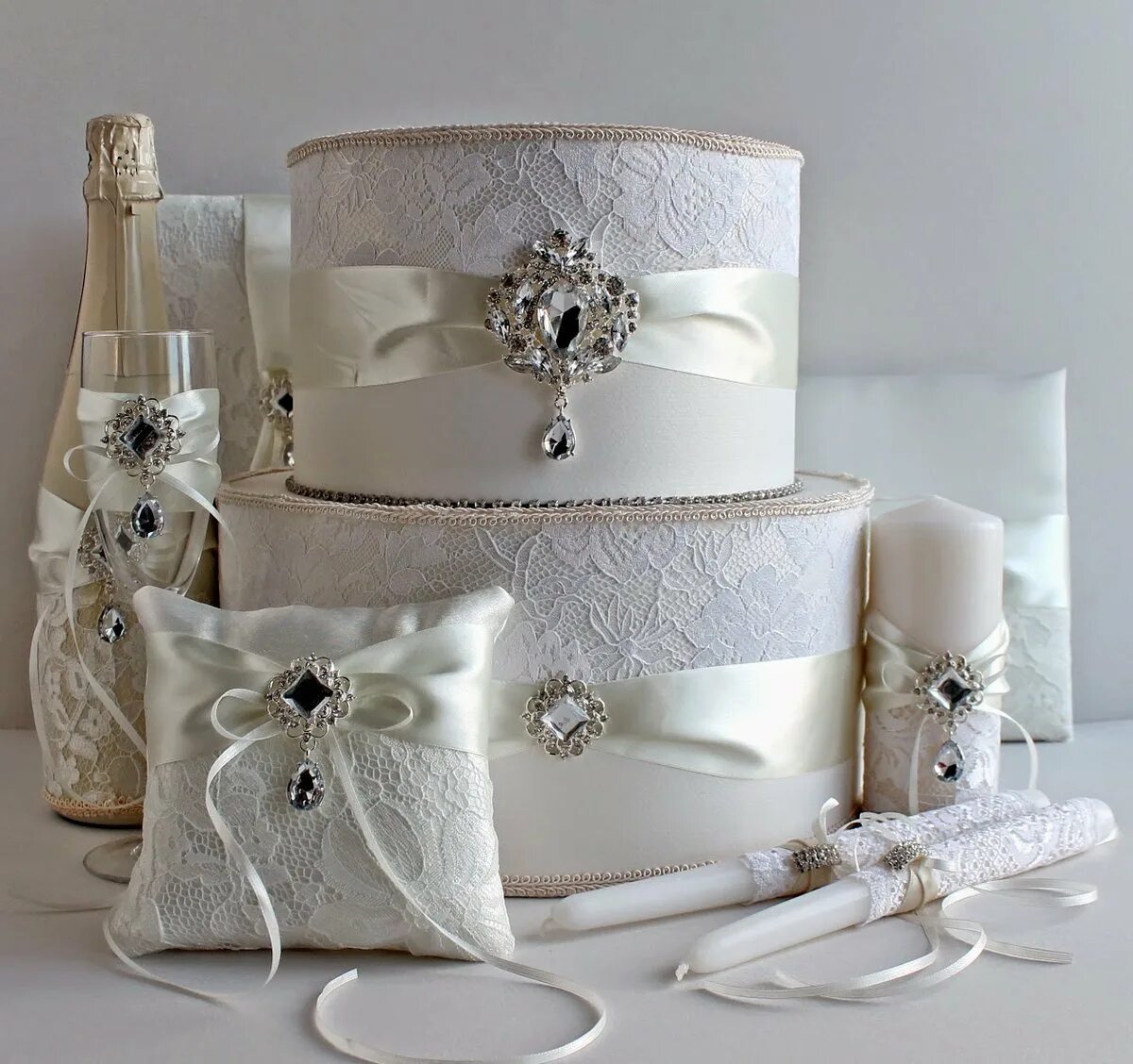 украшение свадебных аксессуаров. свадебные атрибуты. свадебные аксессуары своими руками. свадебные атрибуты. свадебный аксессуар.