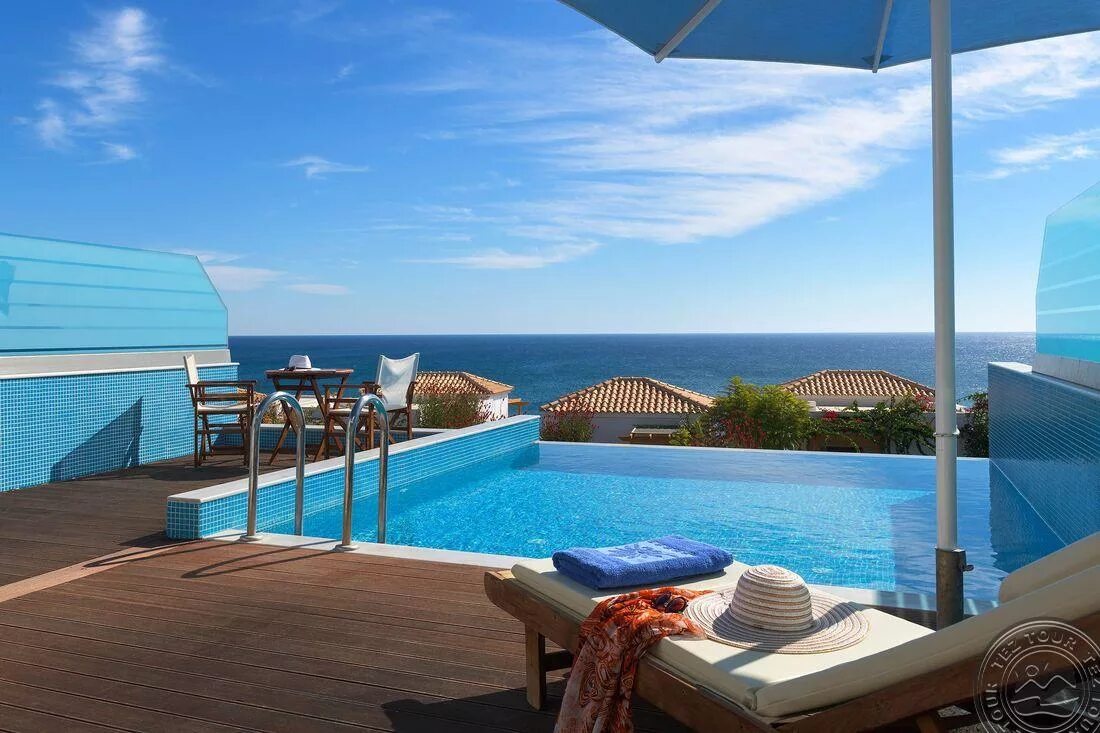 Отель с бассейном в номере. Бассейн на море. Дубай виллы с бассейном. La marquise luxury resort complex. Отель с собственным бассейном.