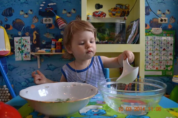 Игры с водой. Миска с водой. Игры с водой в детском саду. Развивающие игры с водой.