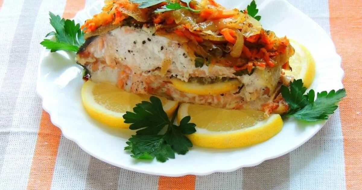 Вкусно приготовить горбушу с овощами. Горбуша в духовке. Горбуша с овощами в духовке. Форель запеченная в духовке. Фаршированная форель.