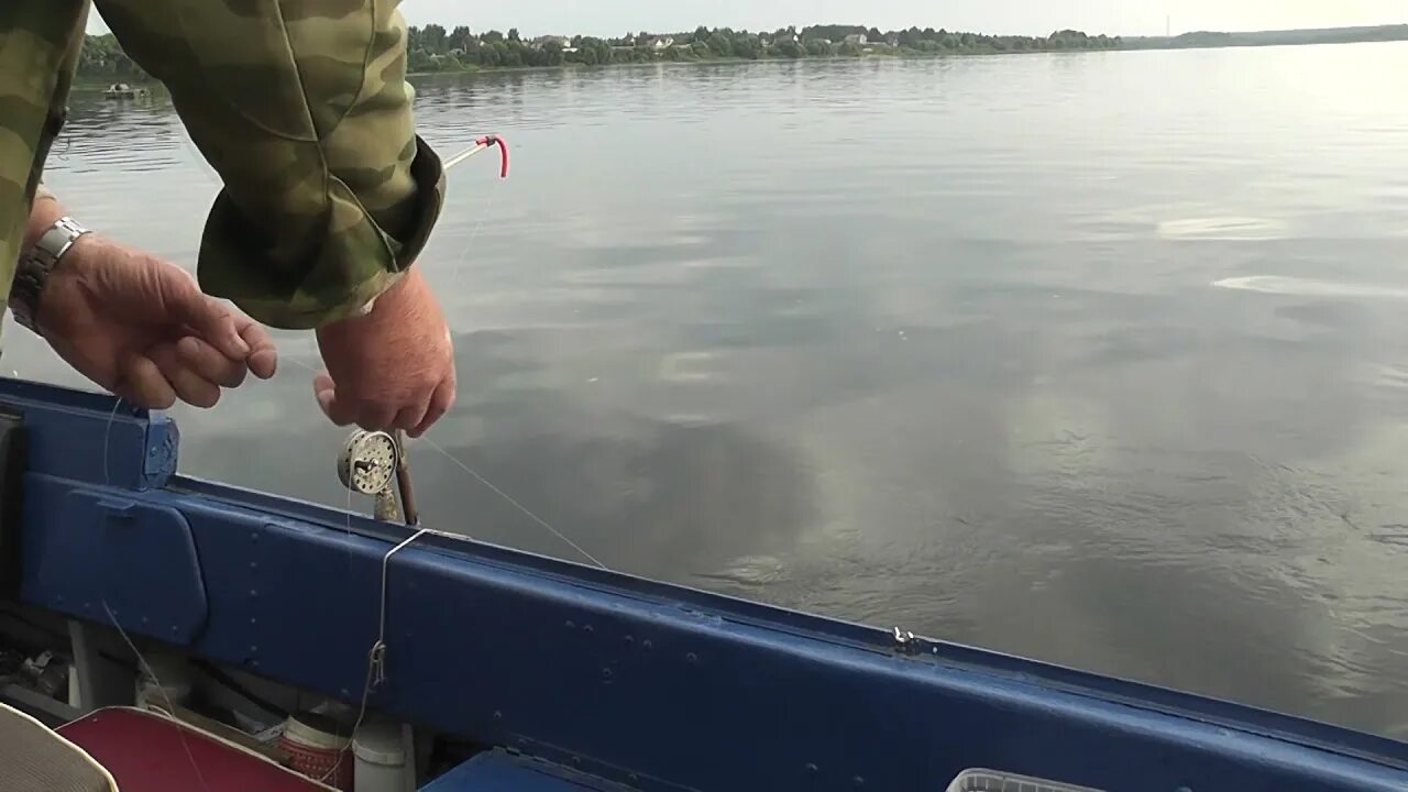 Снасть бортовой удочки. Рыбалка на кольцо с лодки на волге. Донка с лодки. Ловля на кольцо с лодки на волге. Рыбалка на кольцо.